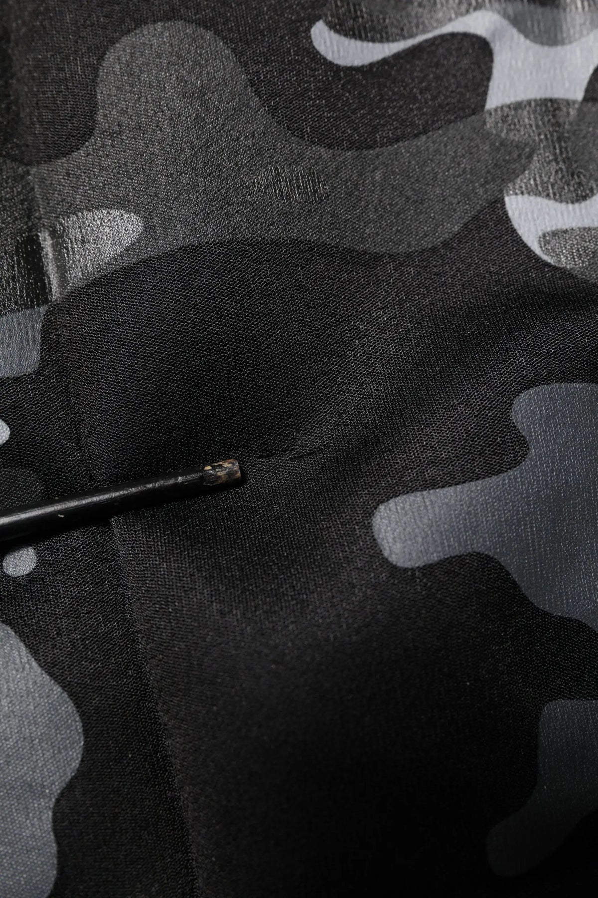 Tissu à motif camouflage noir et gris texturé du pull dolce & gabbana pour homme