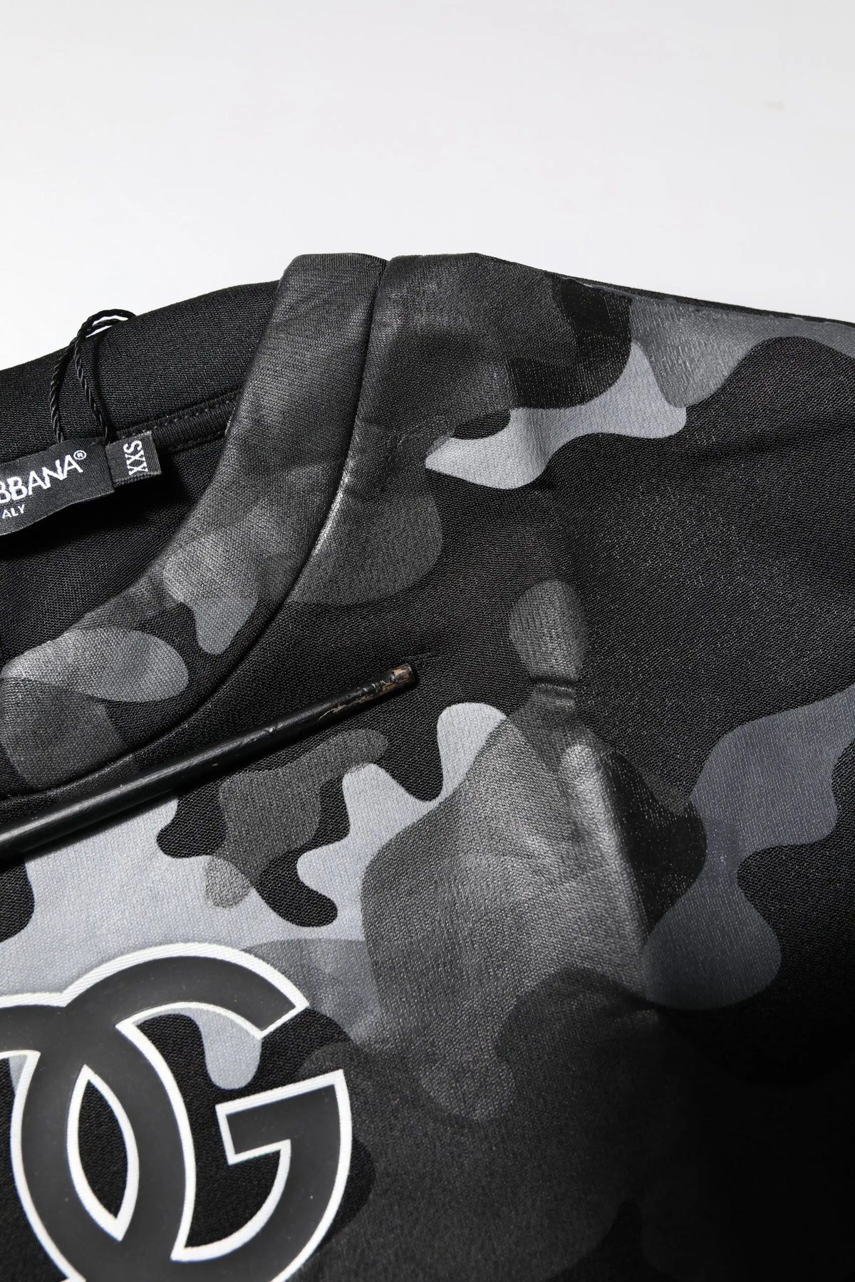 Sweatshirt dolce gabbana noir camouflage avec logo dg blanc sur la poitrine en tissu confortable