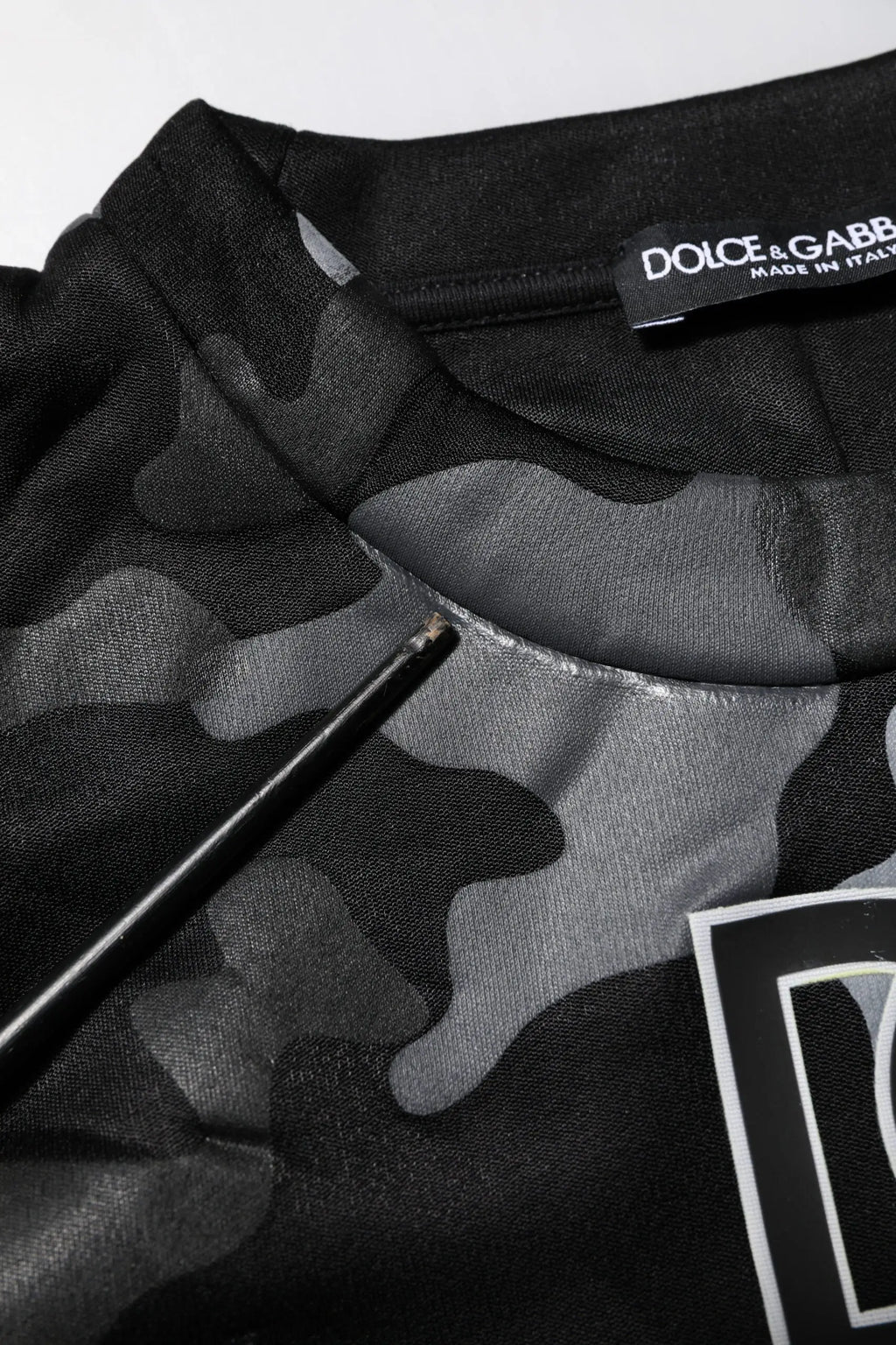 Dolce & gabbana sweat à manches longues noir camouflage avec logo blanc audacieux sur le devant