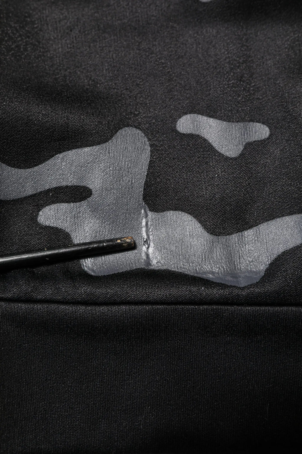 Dolce & gabbana pull noir avec motif camouflage argenté métallique en tissu sweat pour homme