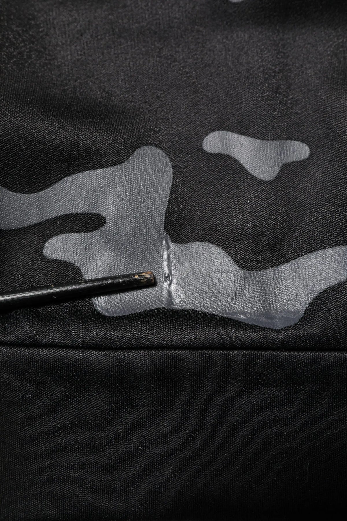 Dolce & gabbana pull noir avec motif camouflage argenté métallique en tissu sweat pour homme