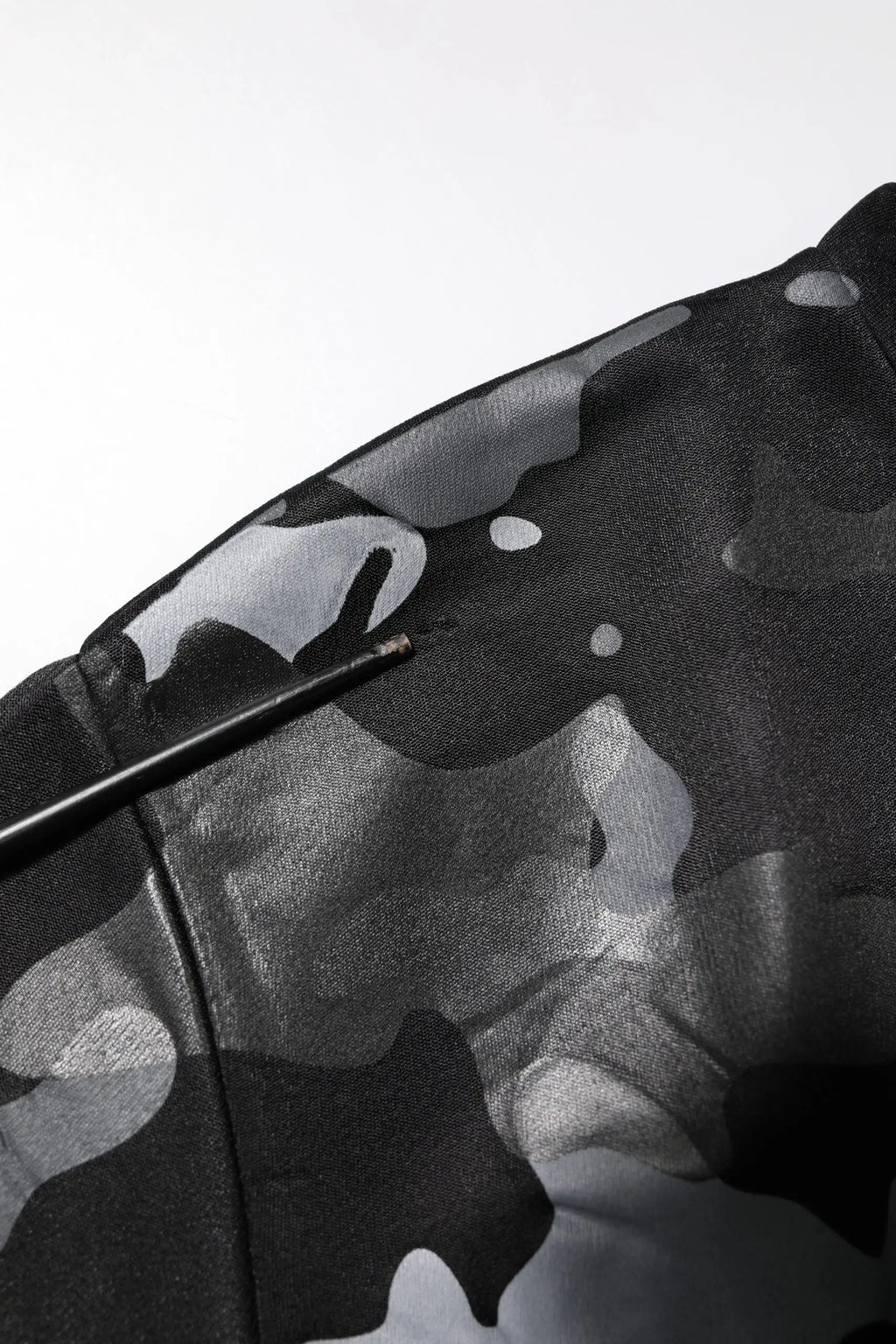Tissu camouflage noir et gris avec un léger éclat pour le pull-over dolce & gabbana en matière synthétique