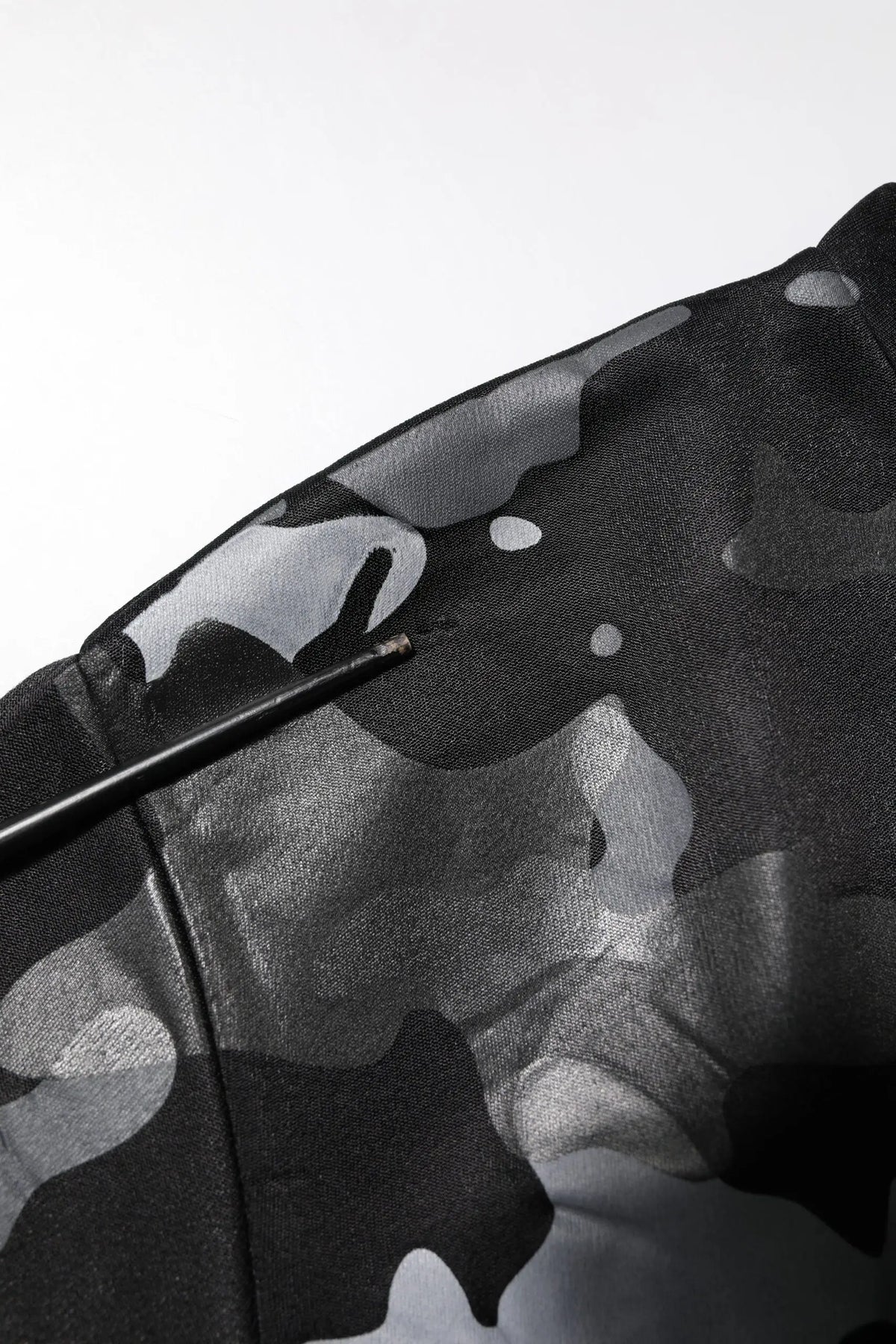 Tissu camouflage noir et gris avec un léger éclat pour le pull-over dolce & gabbana en matière synthétique