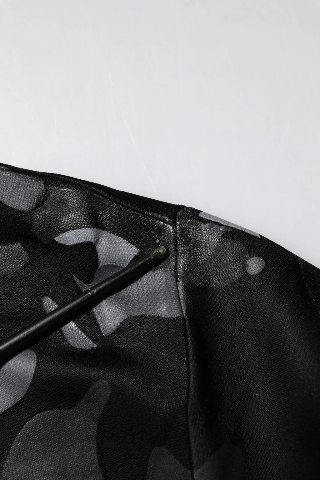 Dolce & gabbana pull-over sweat-shirt en cuir noir avec motif camouflage gris, vue de dos
