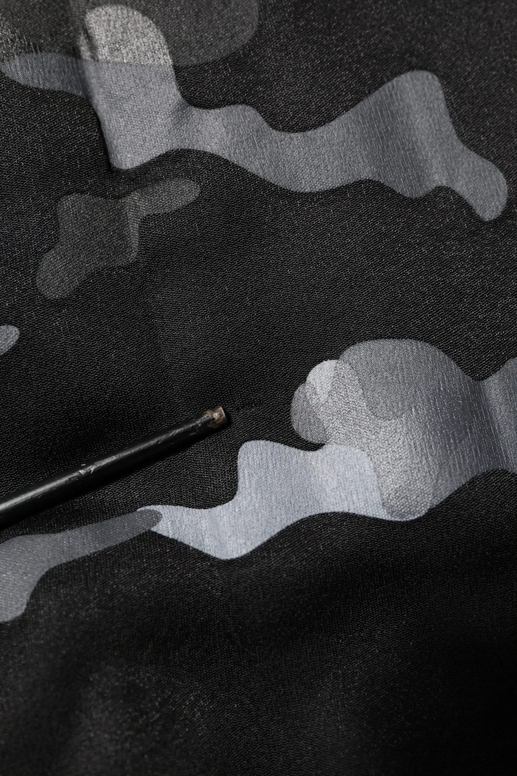 Pull-over dolce & gabbana noir camouflage en tissu gris avec motif camouflage et léger éclat subtil