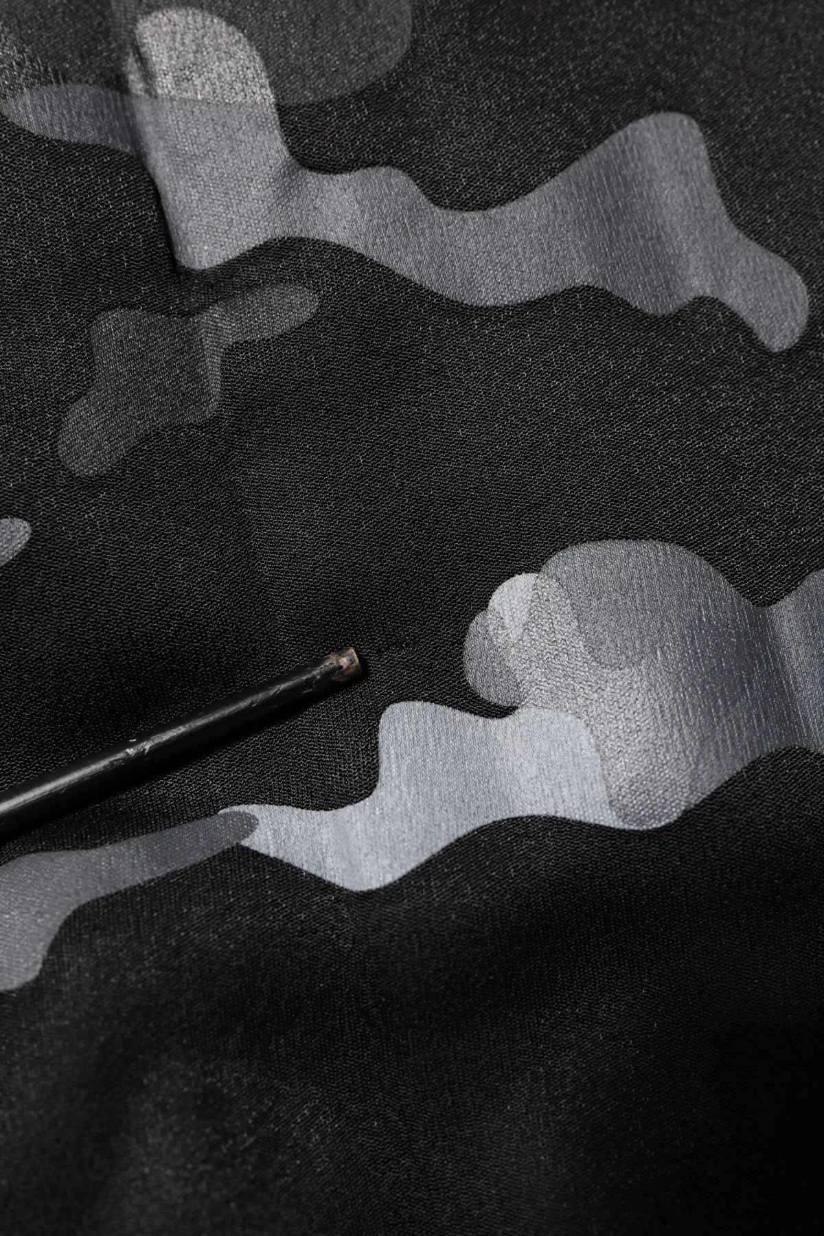 Pull-over dolce & gabbana noir camouflage en tissu gris avec motif camouflage et léger éclat subtil