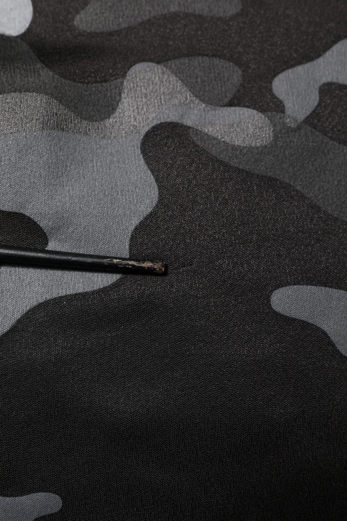 Tissu texturé en camouflage noir et gris du pull dolce gabbana noir à motif camouflage
