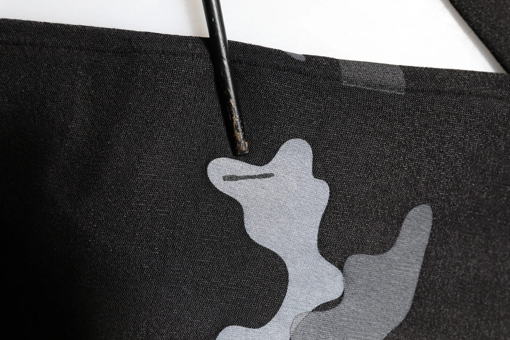 Dolce & gabbana sweat noir à imprimé camouflage gris avec un crochet en métal attaché