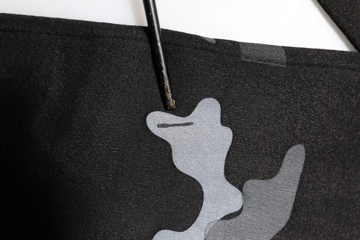 Dolce & gabbana sweat noir à imprimé camouflage gris avec un crochet en métal attaché