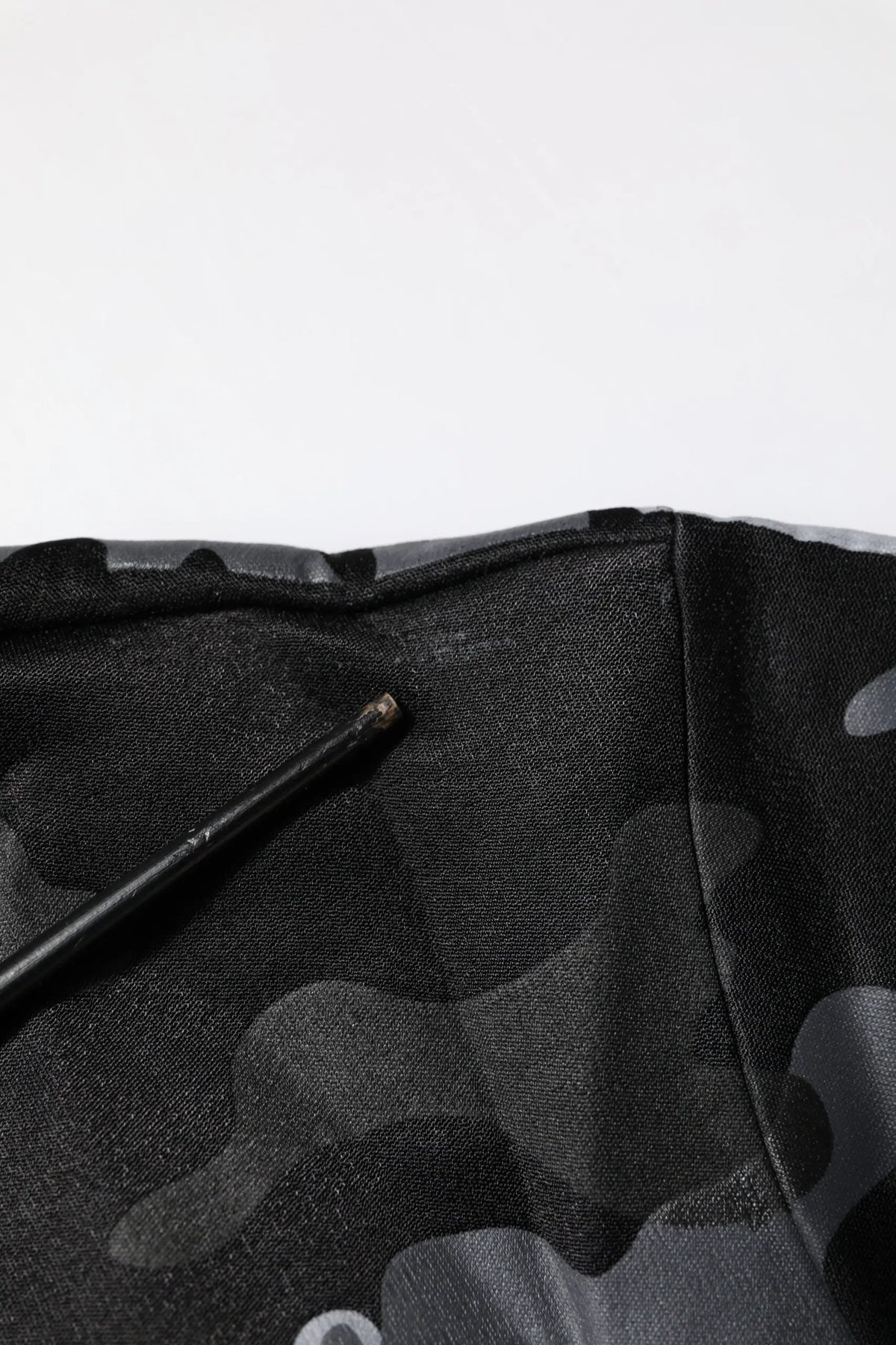 Tissu texturé en camouflage noir avec des taches grisâtres pour le pullover dolce & gabbana