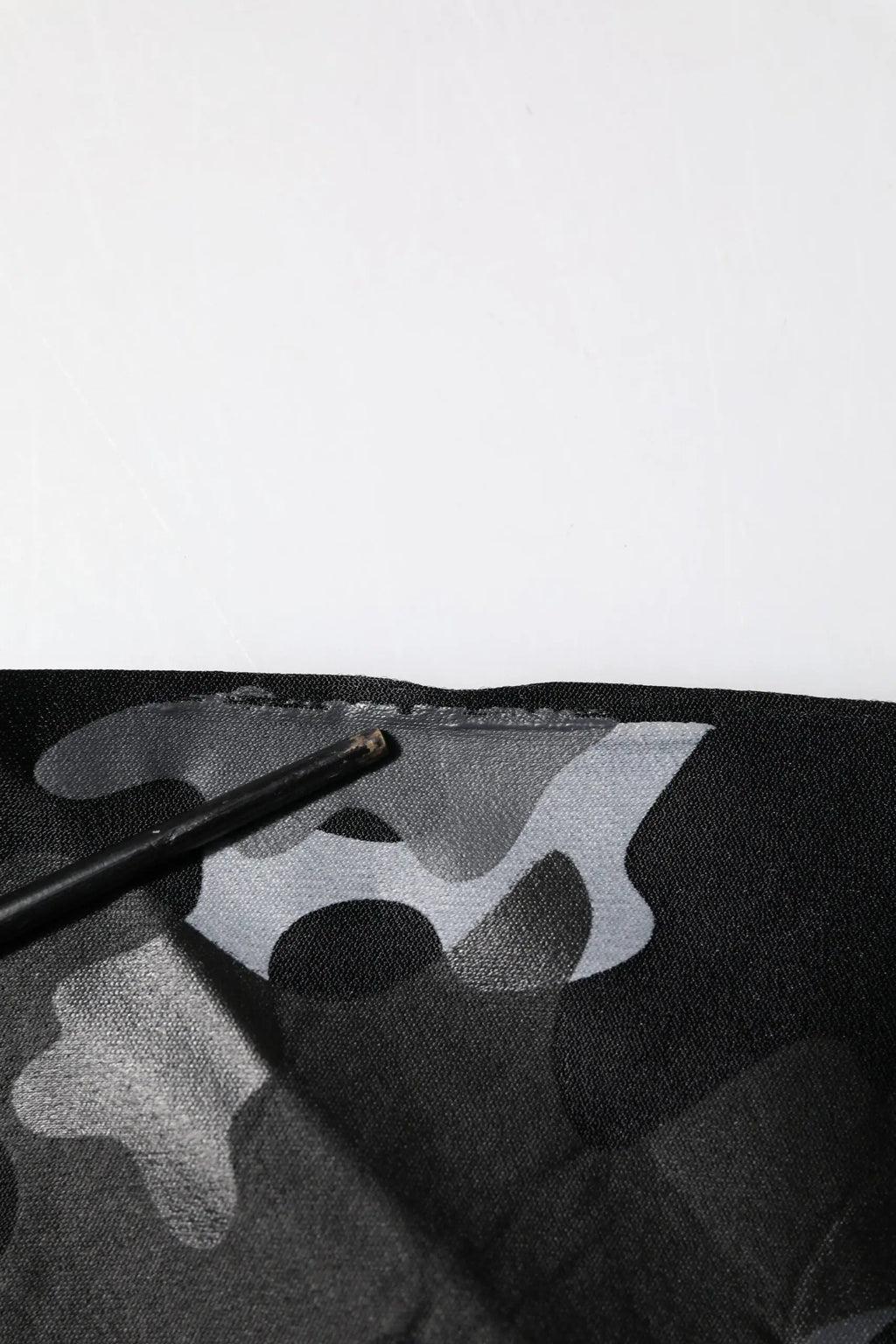 Écharpe en tissu noir avec motif camouflage gris et blanc pour sweatshirt dolce & gabbana