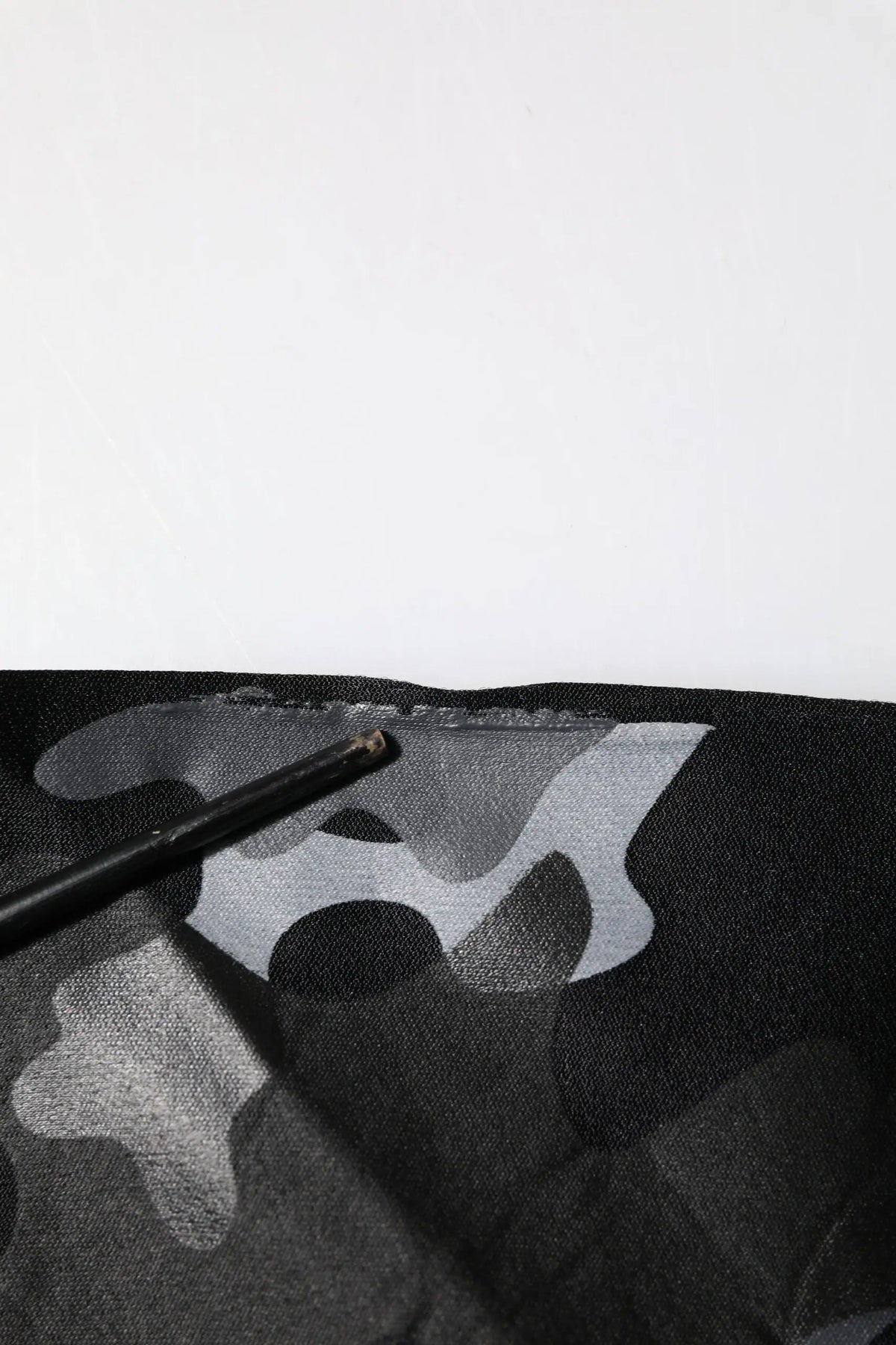 Écharpe en tissu noir avec motif camouflage gris et blanc pour sweatshirt dolce & gabbana
