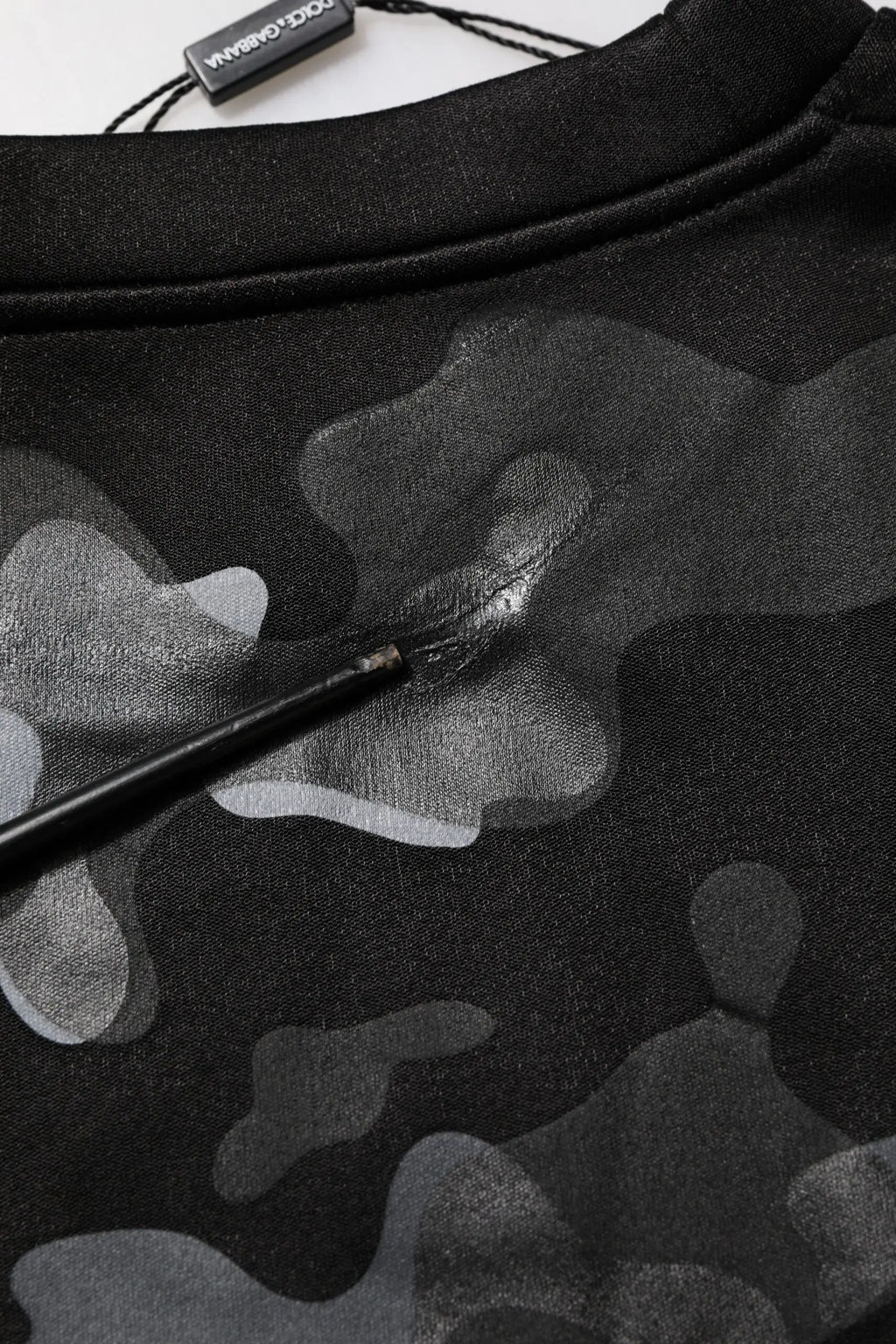 Dolce & gabbana sweatshirt noir avec motif camouflage gris subtil en pullover confortable et élégant