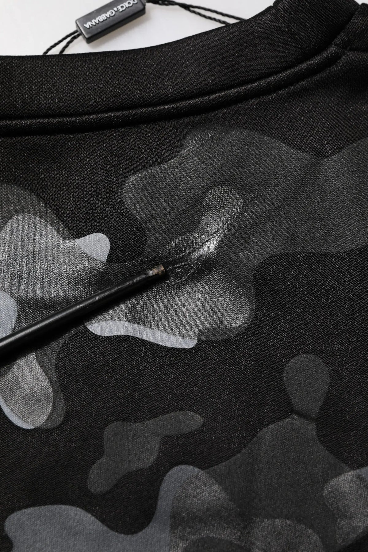 Dolce & gabbana sweatshirt noir avec motif camouflage gris subtil en pullover confortable et élégant
