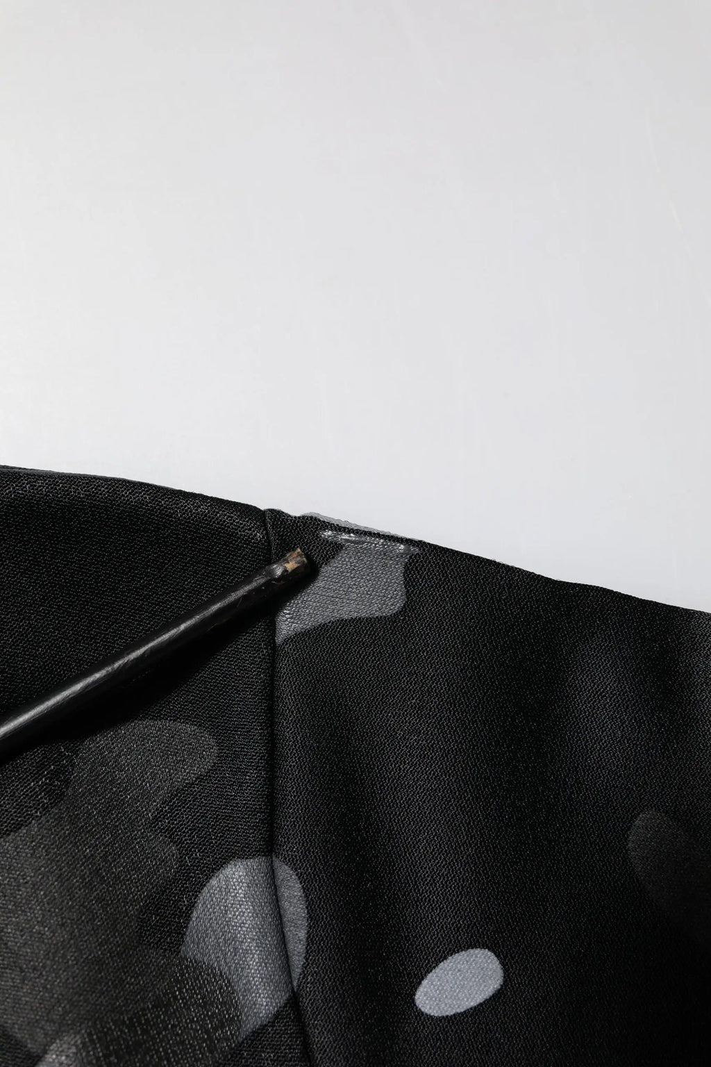 Dolce & gabbana sweat-shirt noir en maille camouflage avec motif pois gris subtil