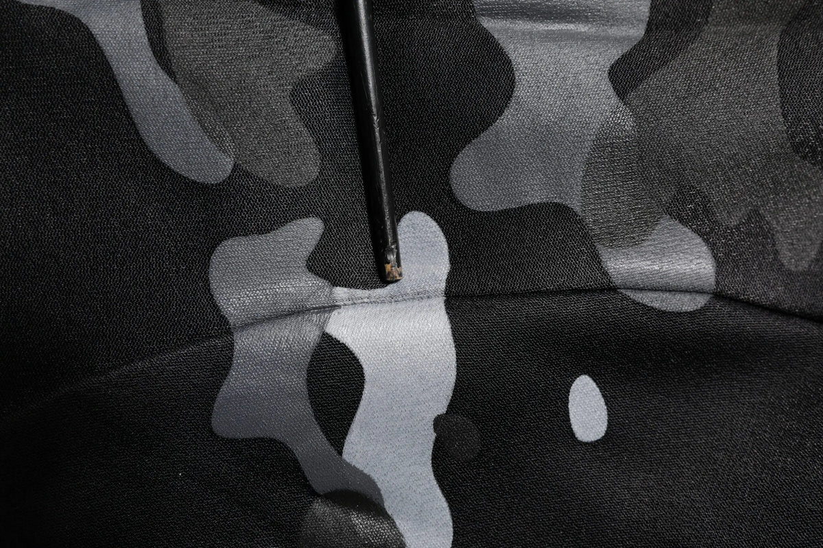 Tissu dombrelle noir et gris camouflage avec tige en metal noir pour sweat a capuche dolce gabbana noir camouflage