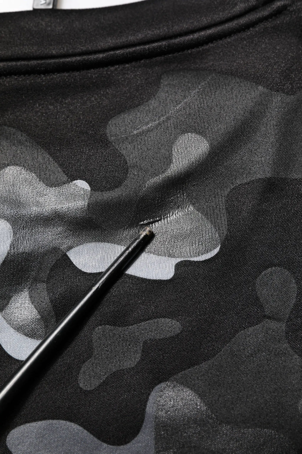 Dolce & gabbana sweat noir camouflage en tissu doux légèrement texturé avec motif noir et gris