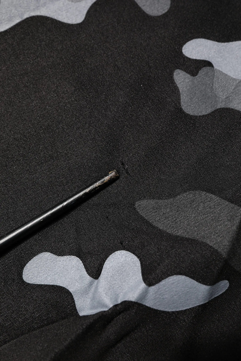 Pull-over dolce & gabbana noir à motif camouflage noir et gris avec un léger brillant en tissu coton
