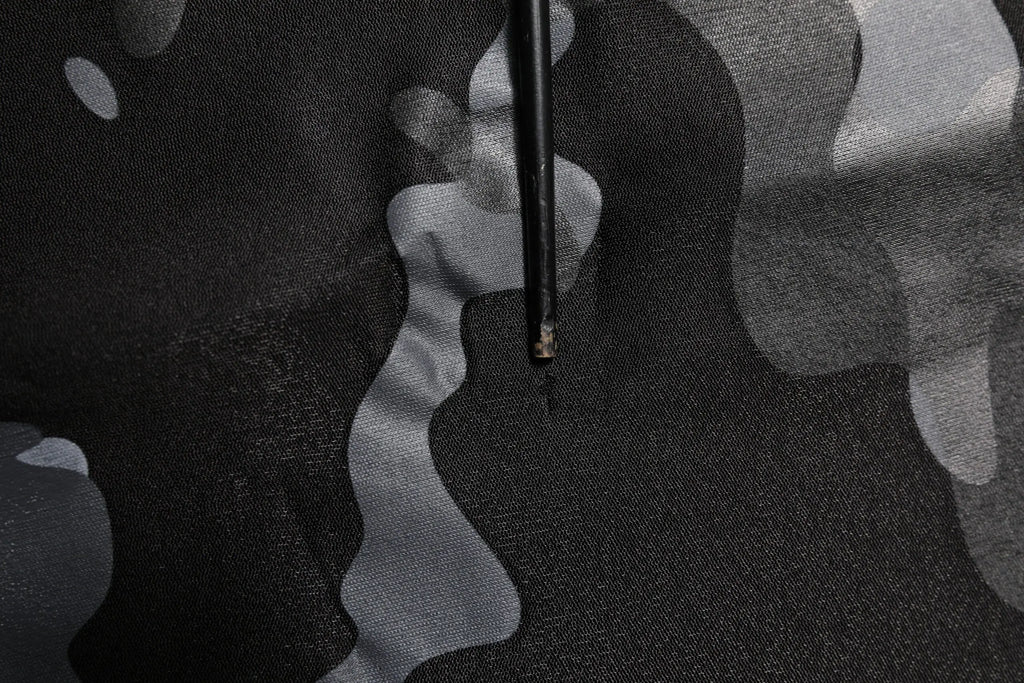 Pull-over dolce & gabbana camouflage noir et gris avec tissu en motif camouflage et élément cylindrique noir fin