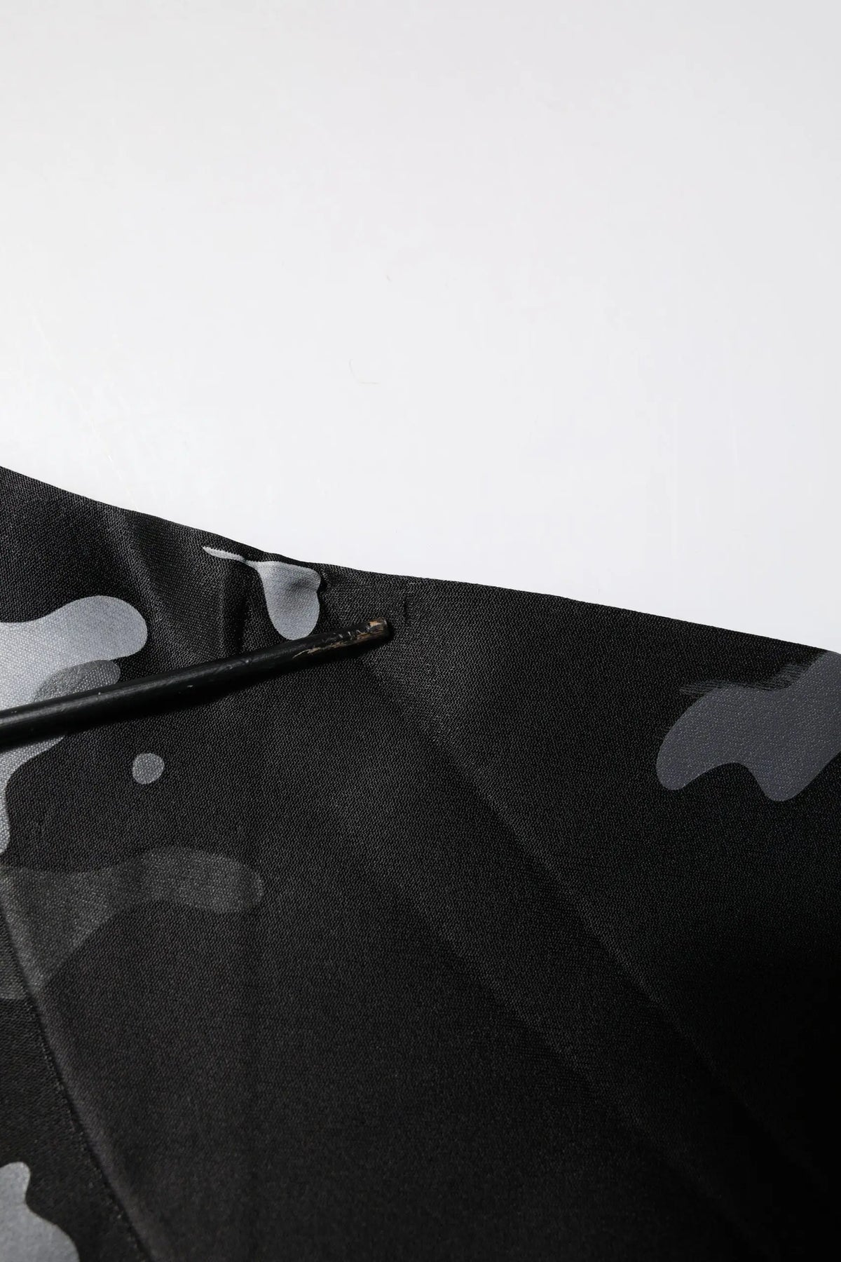Sweatshirt dolce & gabbana camouflage noir avec petit tirette noire et motif gris sur tissu noir