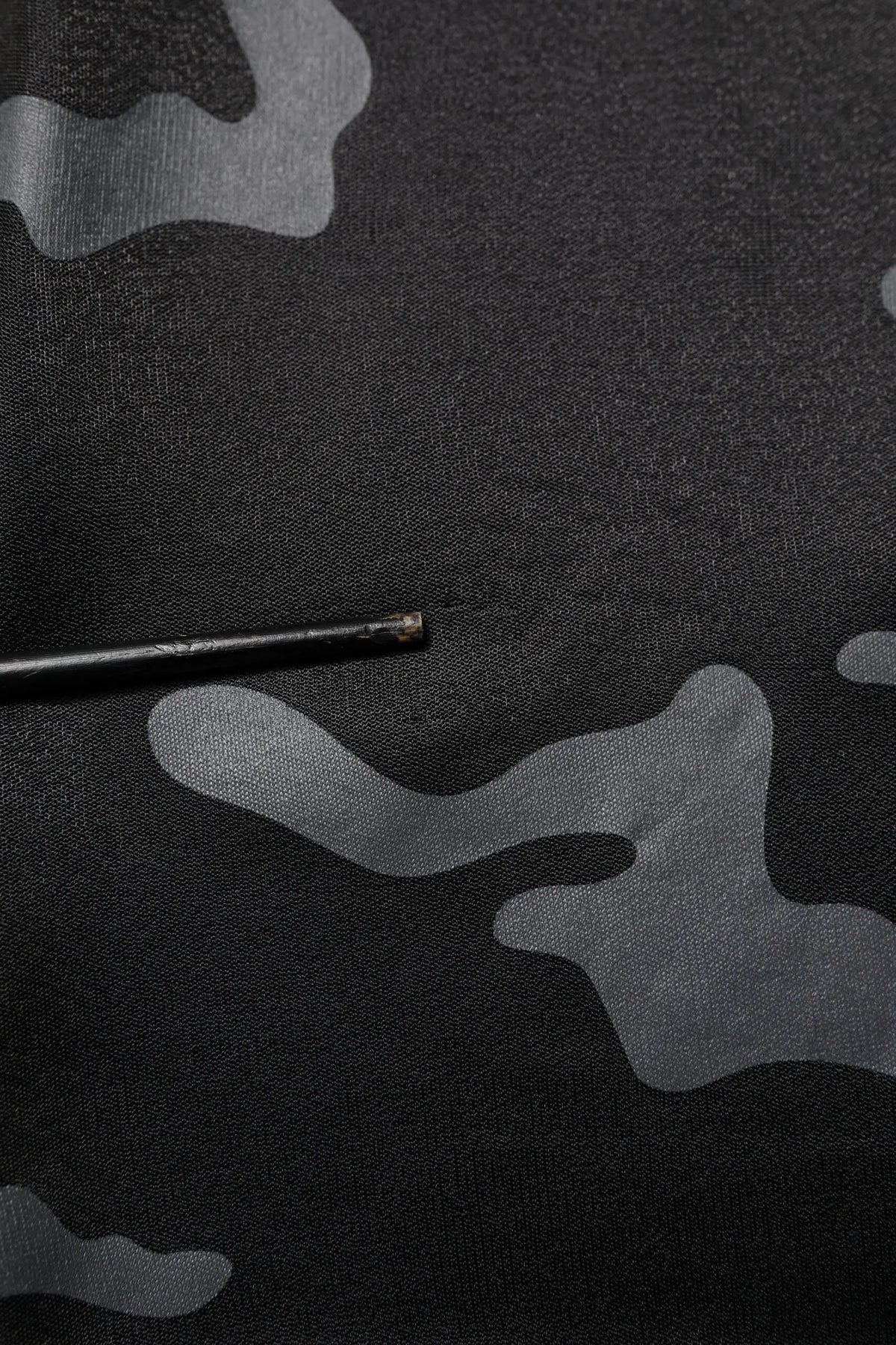Dolce & gabbana pull over sweatshirt noir avec motif camouflage gris en tissu doux et confortable