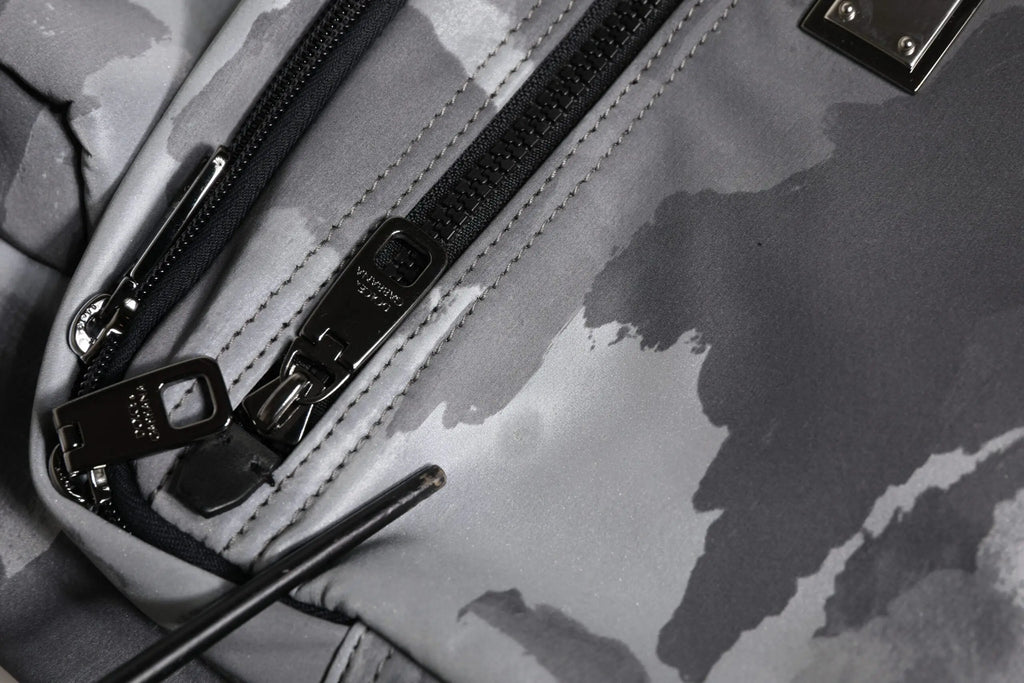 Sac à bandoulière dolce & gabbana camouflage noir avec logo plaque et dos de sac à dos camouflage gris avec fermetures noires