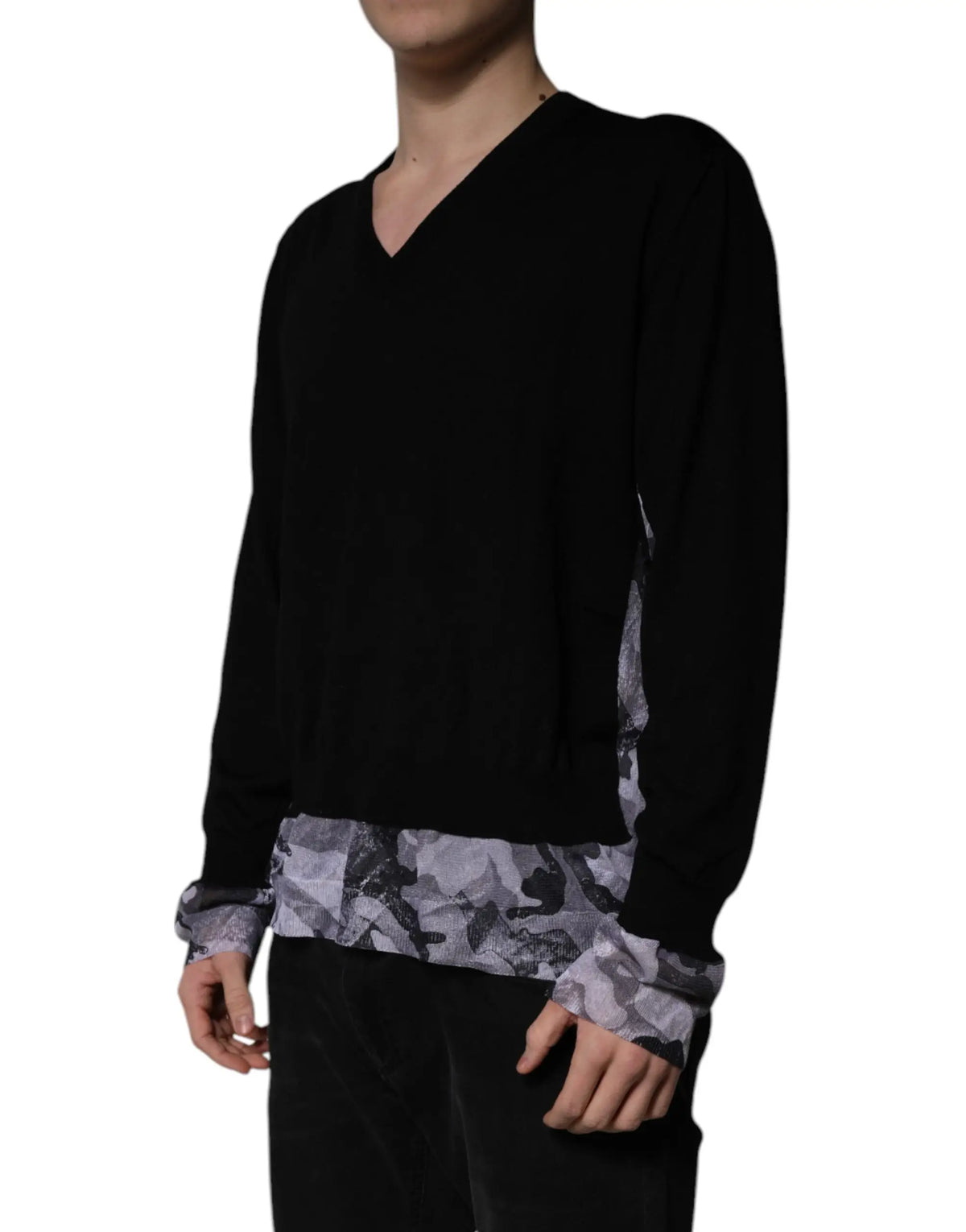 Pull dolce & gabbana noir en v avec motif camouflage gris et blanc sur manches, bord et poignets