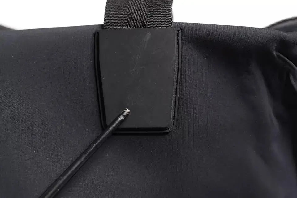 Patch rectangulaire en cuir noir avec bords cousus attaché au tissu noir du sac shopping femme dolce & gabbana