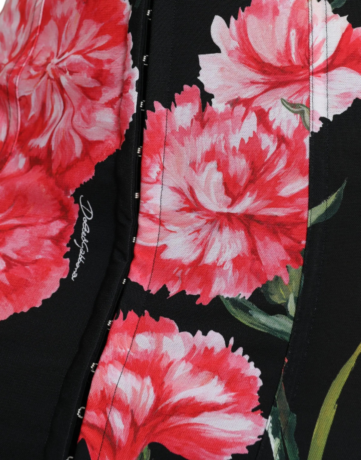 Jupe crayon genou noire dolce gabbana avec imprimé floral bold de pivoines rouges et roses brodée du logo le long de la couture