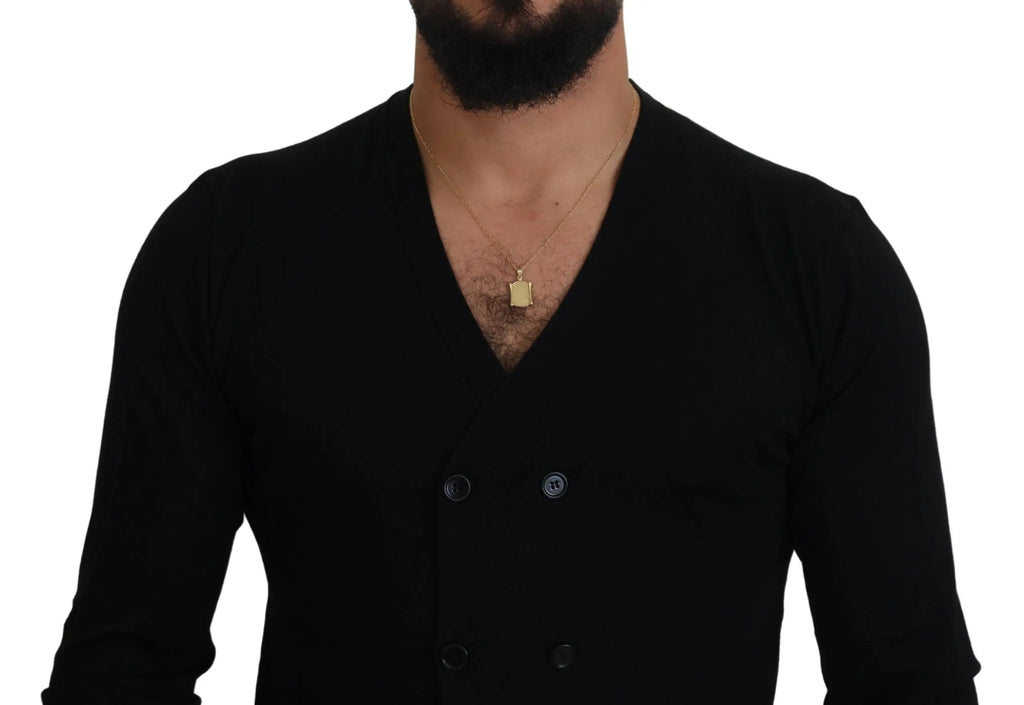 Collier pendentif rectangulaire en or avec chaîne délicate porté sur un cardigan noir en cachemire dolce & gabbana