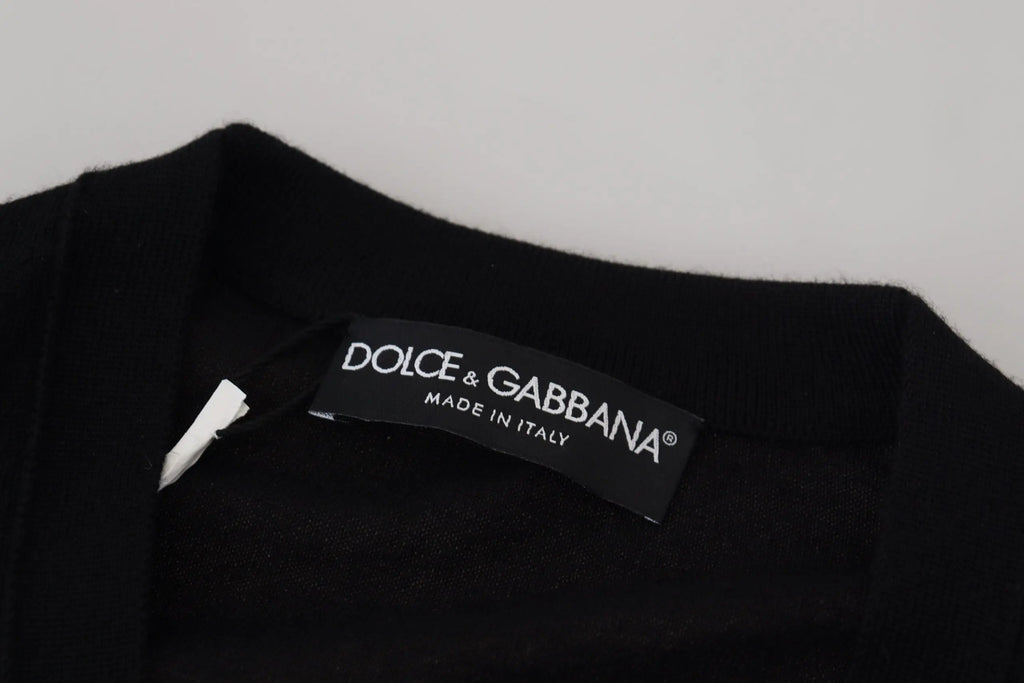Étiquette noire dolce & gabbana avec texte blanc made in italy sur un cardigan noir en cachemire à boutons