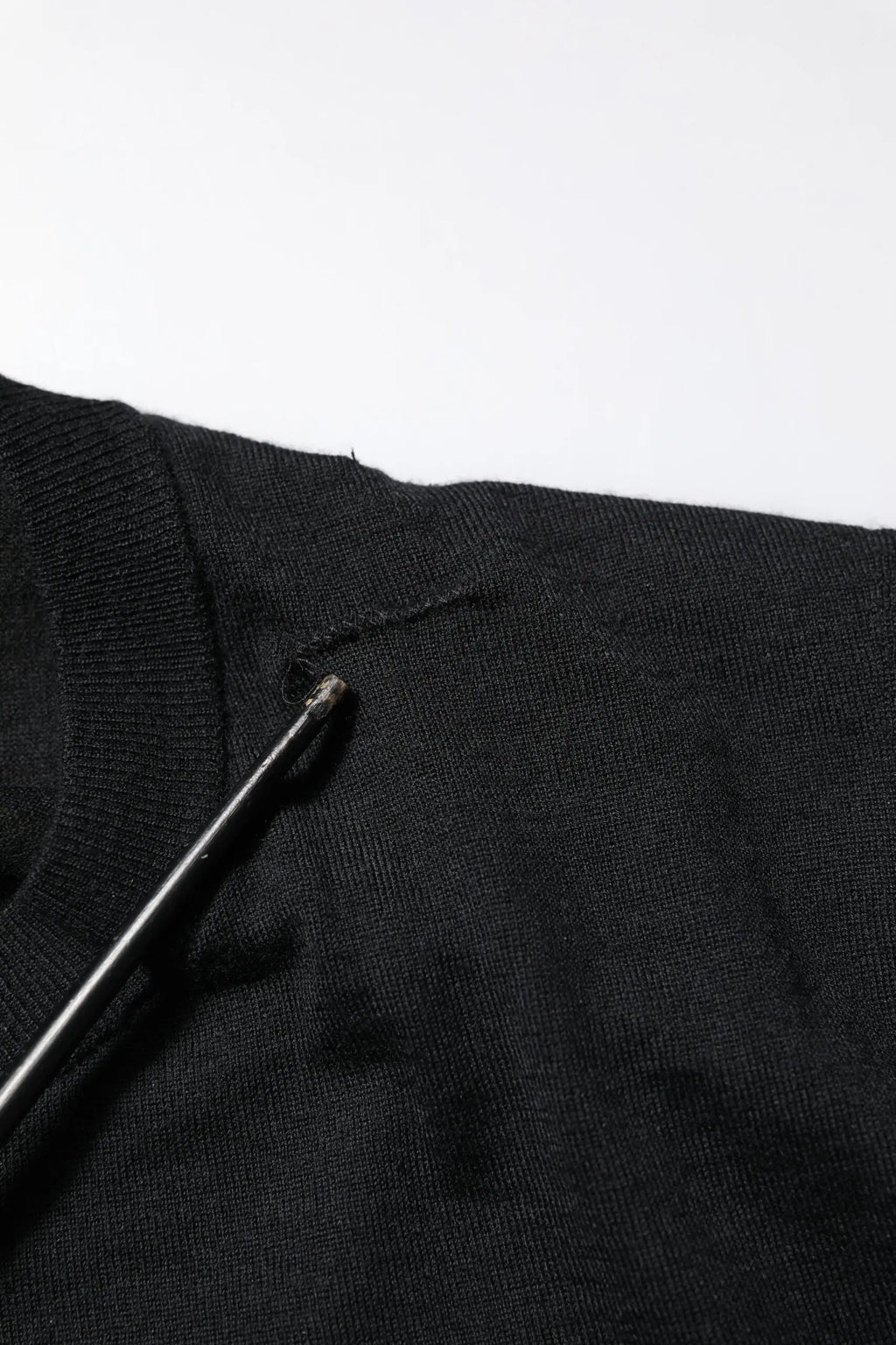 Dolce & gabbana pull en cachemire noir à col rond manches longues avec une petite déchirure près du col