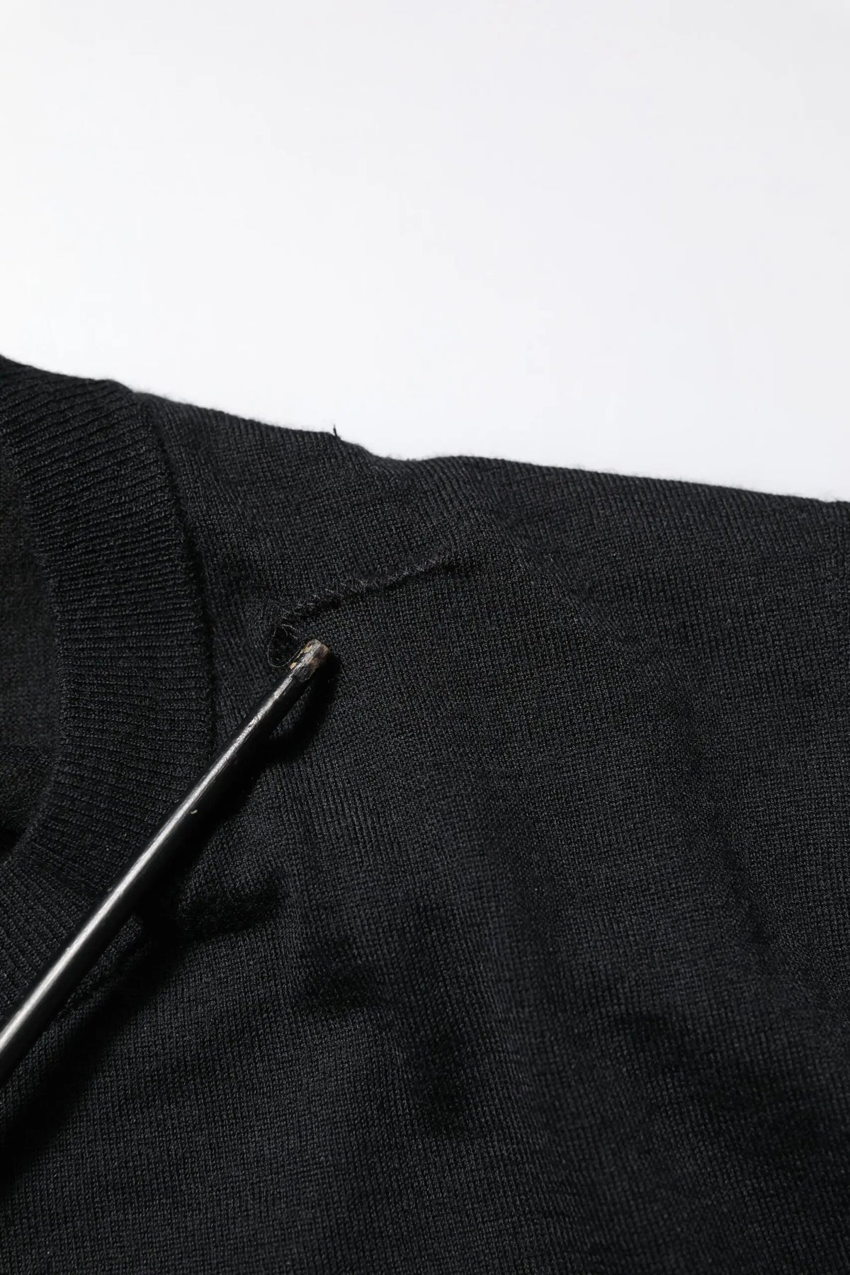 Dolce & gabbana pull en cachemire noir à col rond manches longues avec une petite déchirure près du col