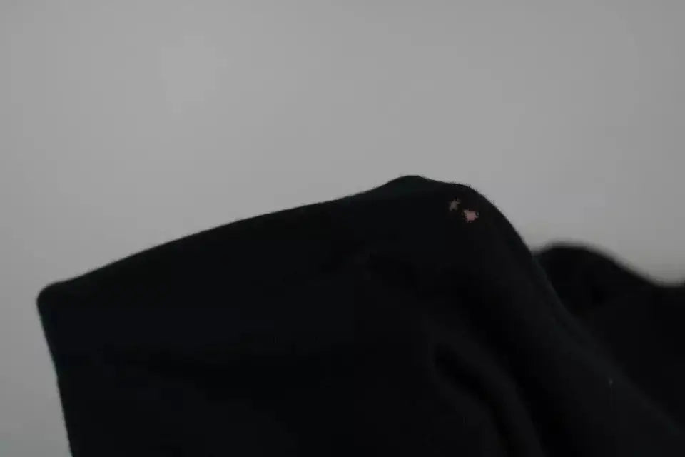 Dolce gabbana sweat noir en cachemire avec un petit déchirure claire près du bord supérieur