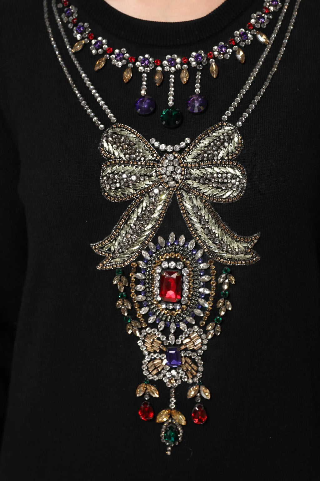 Dolce & gabbana pull noir en cachemire orné de cristaux avec collier statement multi-couches argenté et pierres colorées