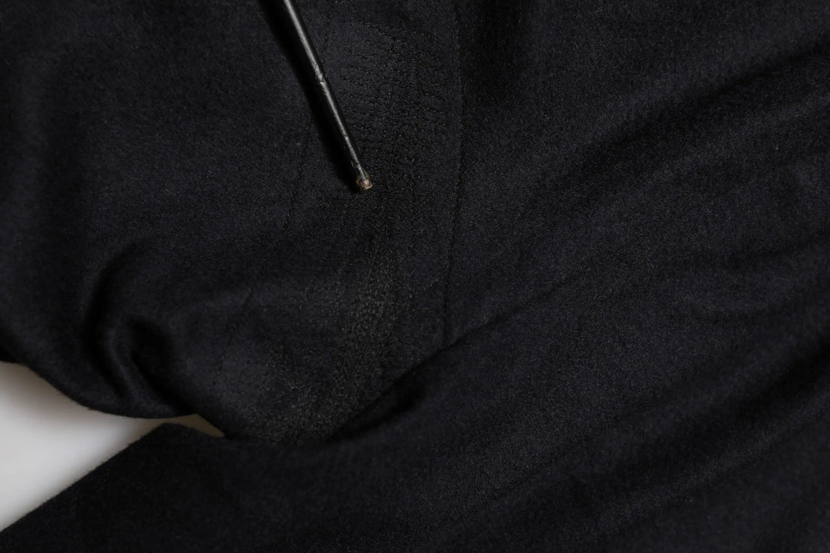 Tissu texturé noir avec un motif subtil et un outil métallique fin pour pantalon habillé homme dolce & gabbana en cachemire