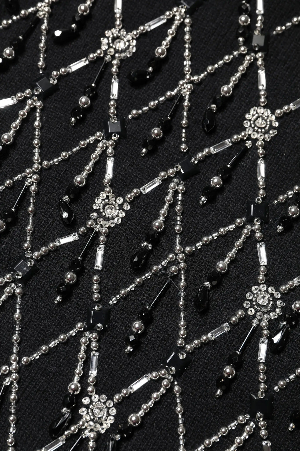 Dolce & gabbana top en cachemire noir à manches longues orné de perles noires et argentées avec fleurs en cristal et chaînes métalliques