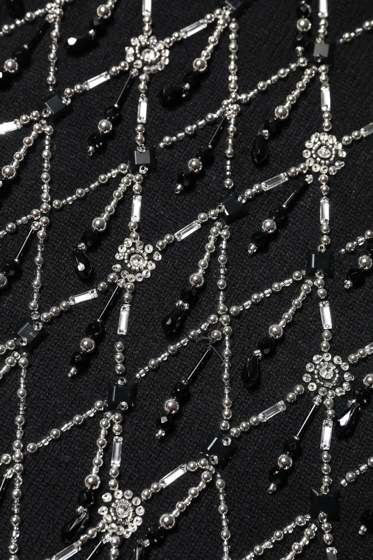 Dolce & gabbana top en cachemire noir à manches longues orné de perles noires et argentées avec fleurs en cristal et chaînes métalliques