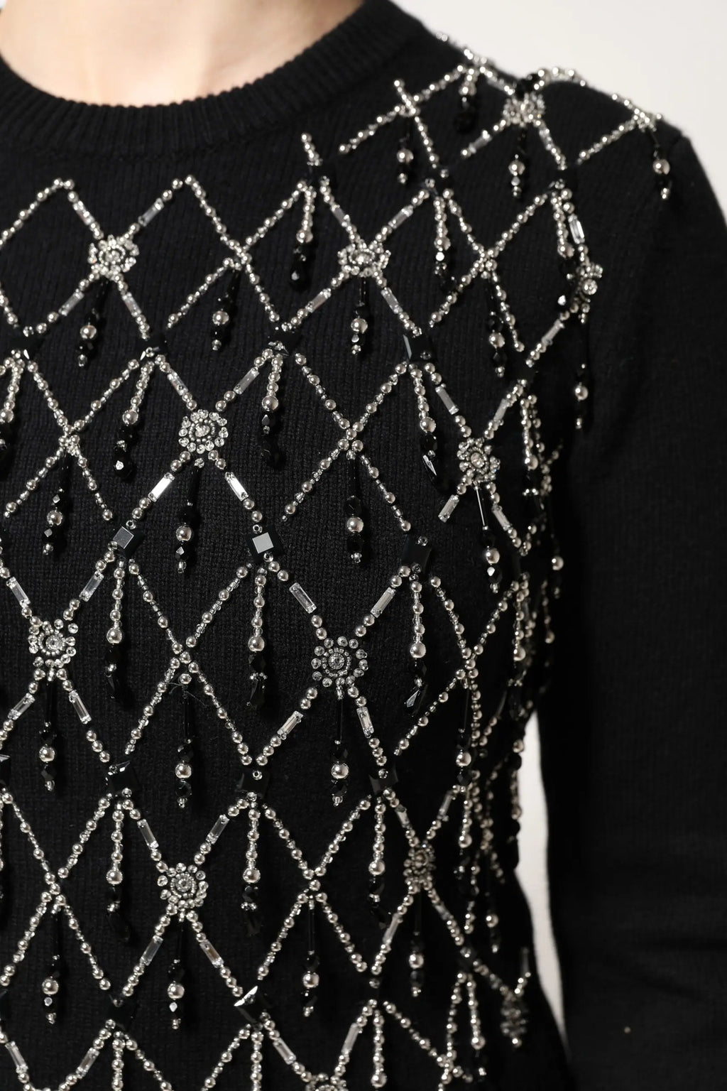 Dolce & gabbana pull noir en cachemire à manches longues orné de perles argentées et motifs géométriques en perles noires