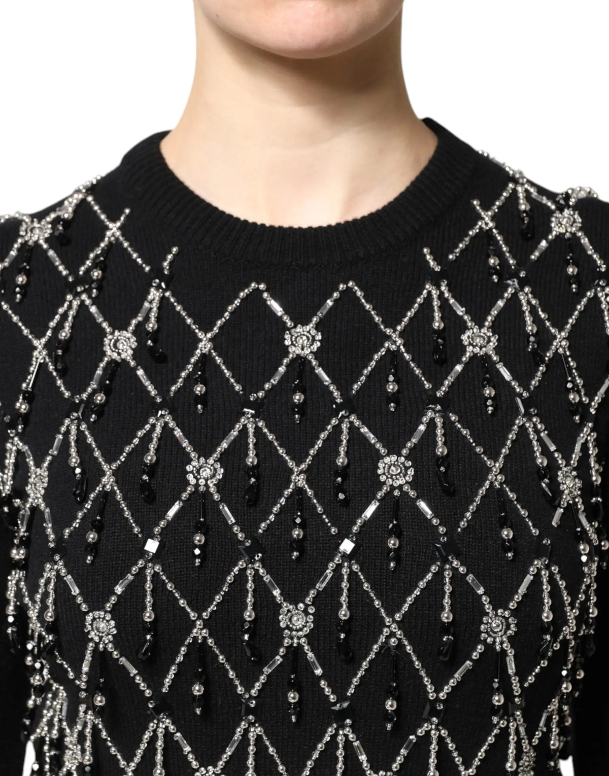 Pull dolce & gabbana noir en cachemire orné de perles argentées et noires formant des motifs géométriques fleuris