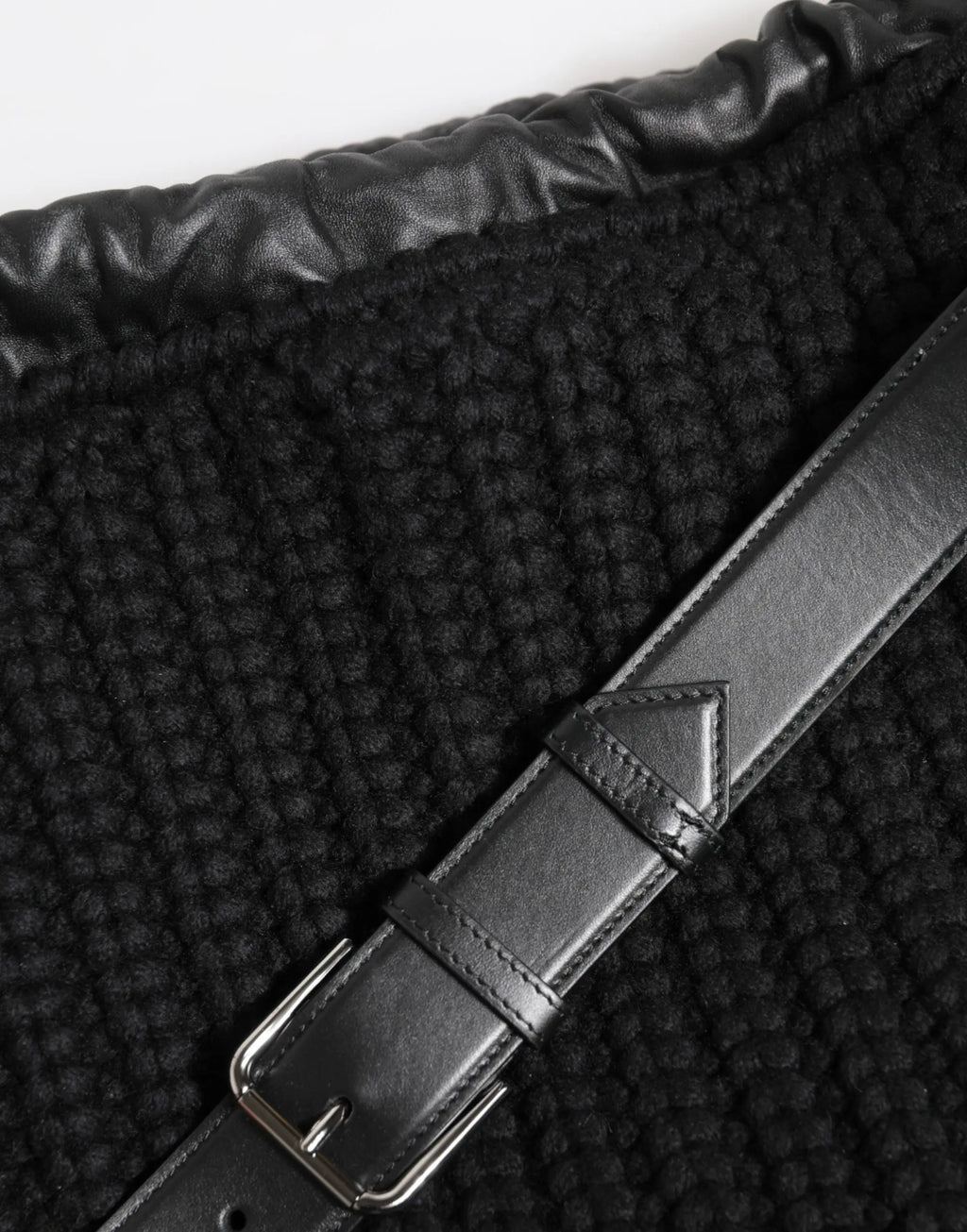 Sangle en cuir noir avec boucle argentée attachée à un tissu en maille noire texturée sac à épaule femme dolce & gabbana en cachemire