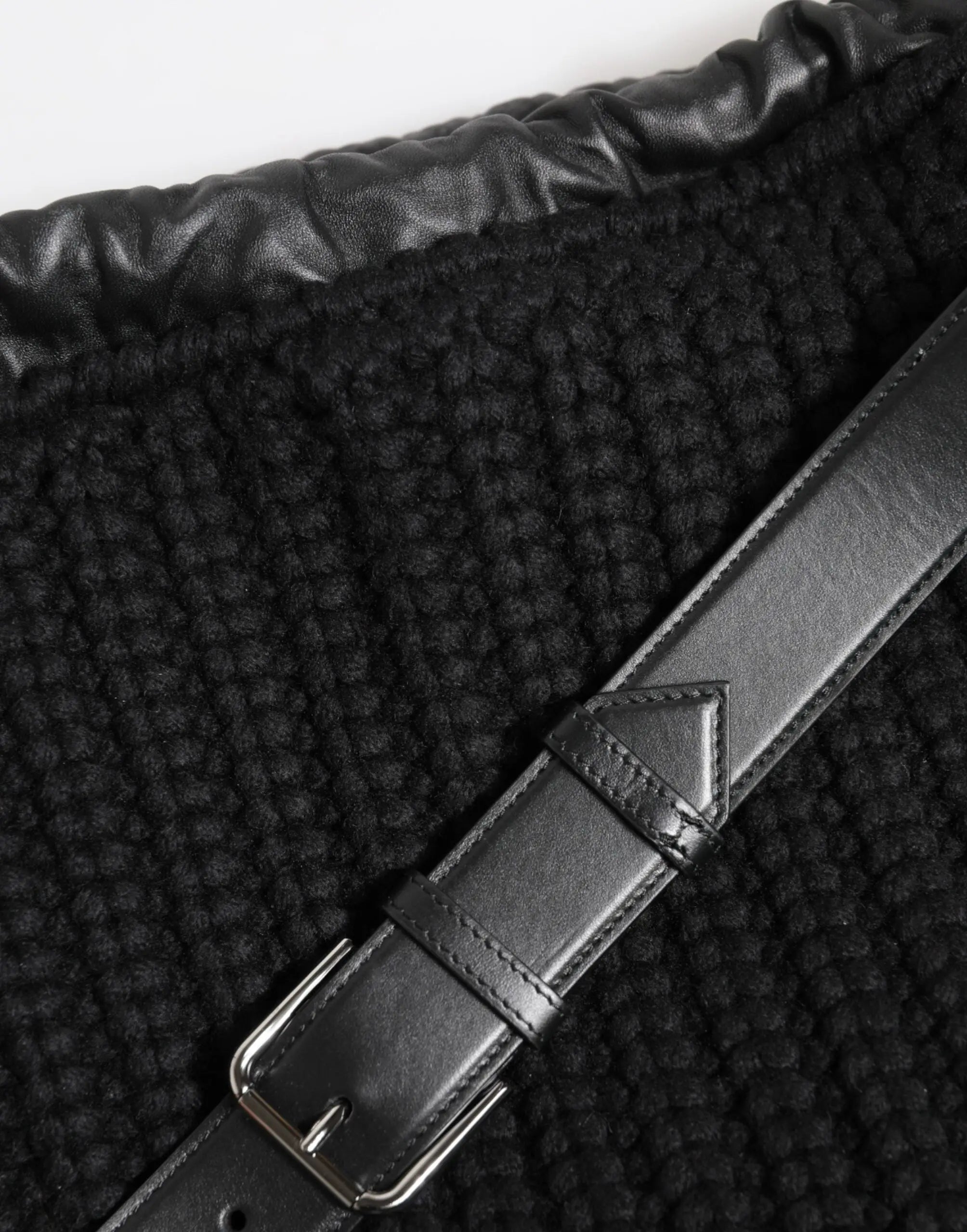 Sangle en cuir noir avec boucle argentée attachée à un tissu en maille noire texturée sac à épaule femme dolce & gabbana en cachemire