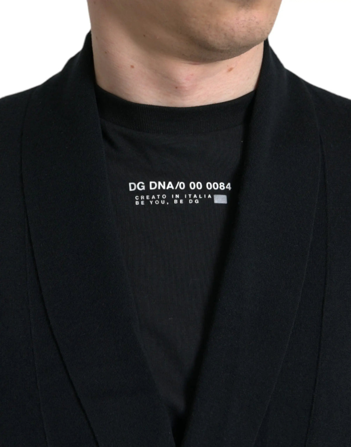 T-shirt noir dg dna0 avec texte blanc et petit logo carré dans le style robe ceinturée en cachemire noir dolce gabbana
