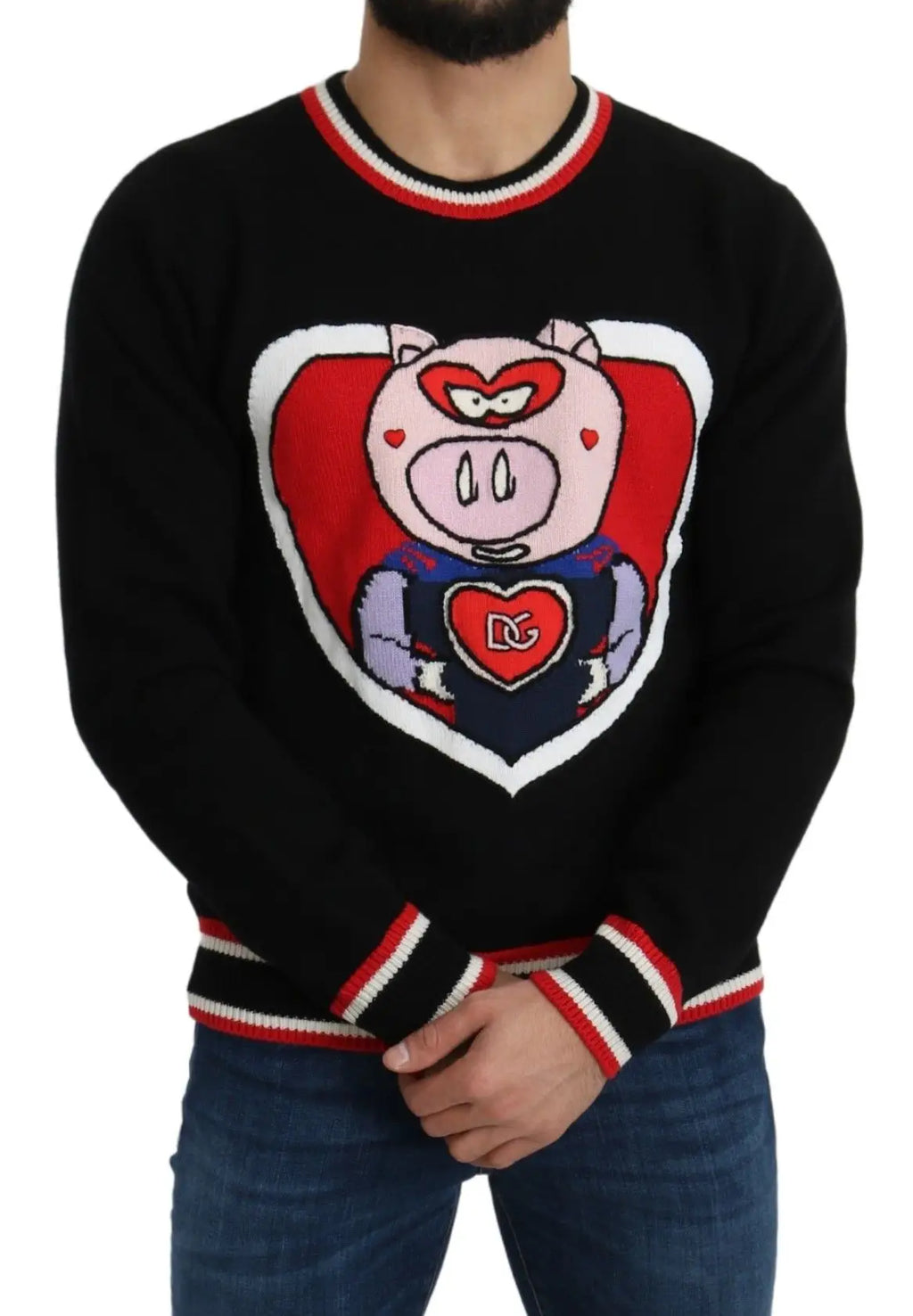 Pull noir en cachemire dolce & gabbana avec motif super-héros cochon tenant un emblème en forme de cœur rouge et blanc