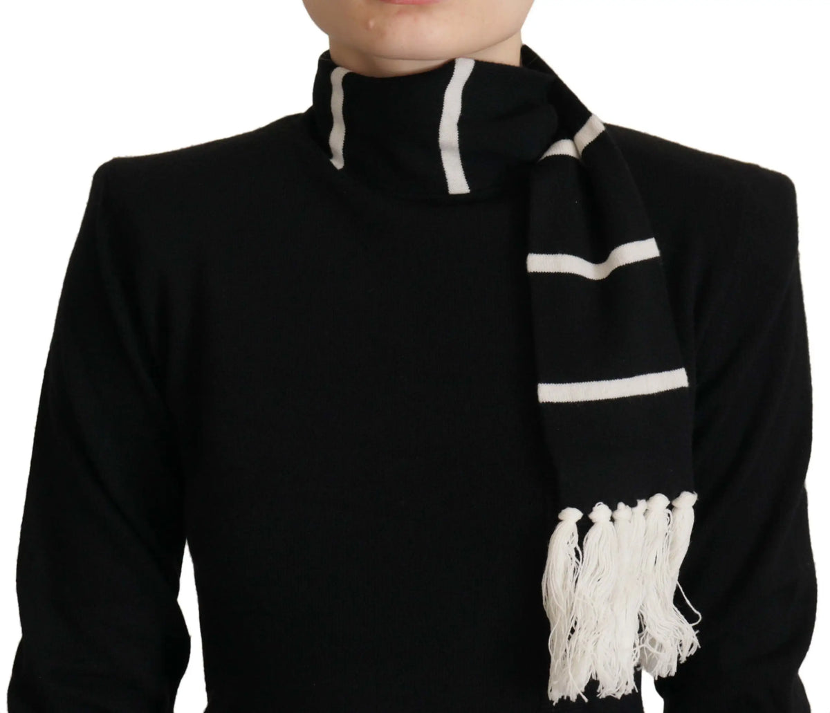 Écharpe noire à rayures blanches horizontales avec franges de pompons blancs pour pull col roulé en cachemire dolce & gabbana