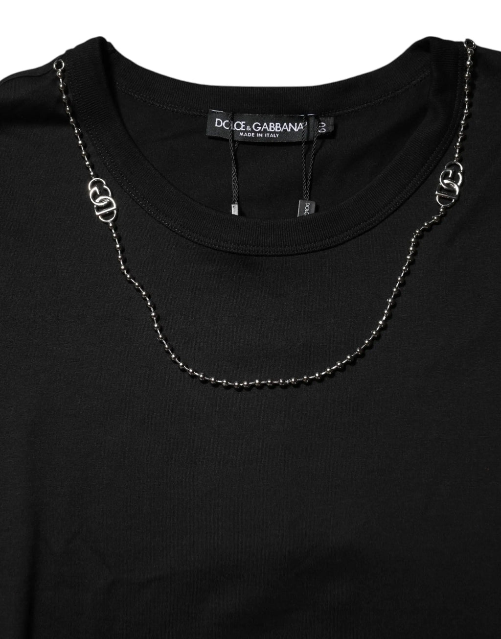 Collier chaîne noir dolce gabbana en coton avec pendentifs logo dg argentés porté sur t-shirt crewneck