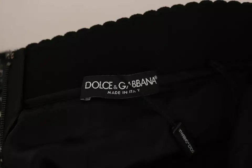 Étiquette dolce & gabbana noire avec lettrage blanc made in italy sur mini jupe en laine noire à volants à carreaux