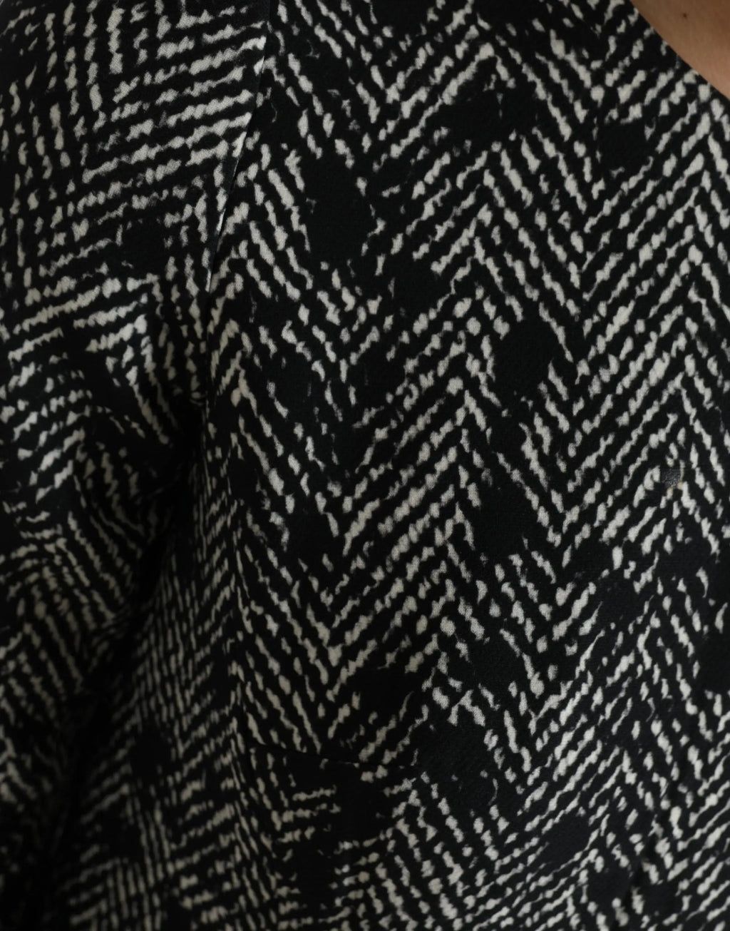 Robe courte dolce & gabbana en polyester noir avec motif chevron à chevrons blanc et noir texturé