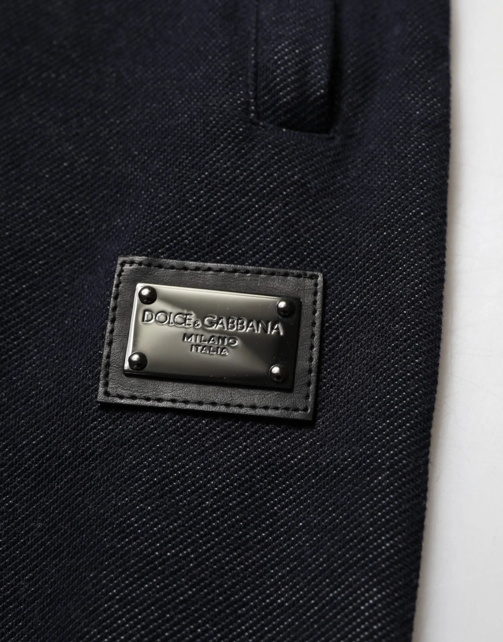 Veste en denim noire dolce gabbana avec plaque métal argentée logo dolce gabbana et inscription milano italia