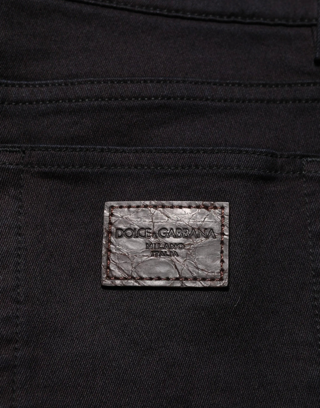 Patch en cuir embossé crocodile argenté avec dolce & gabbana milano italia sur jean denim foncé noir homme skinny